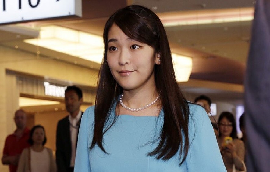  <br />ৰাজকুমাৰী মাকো (২৯) জাপানৰ বৰ্তমানৰ ৰজা নাৰুহিটোৰ ভাতৃ ৰাজকুমাৰ আকিশিনোৰ জীয়ৰী। তেওঁ প্ৰেমিক কোমুৰোক বিয়া কৰাবলৈ সিদ্ধান্ত লৈছে। বিয়াৰ পিছত তেওঁলোকে আমেৰিকাত বসতি স্থাপনৰ প্ৰক্ৰিয়াত আছে। এই বিয়াখন কেতিয়া হ'ব সেয়া এতিয়াও প্ৰকাশ হোৱা নাই। অৱশ্যে, ৰাজপৰিয়ালেও এই বিবাহত সন্মত হৈছে।