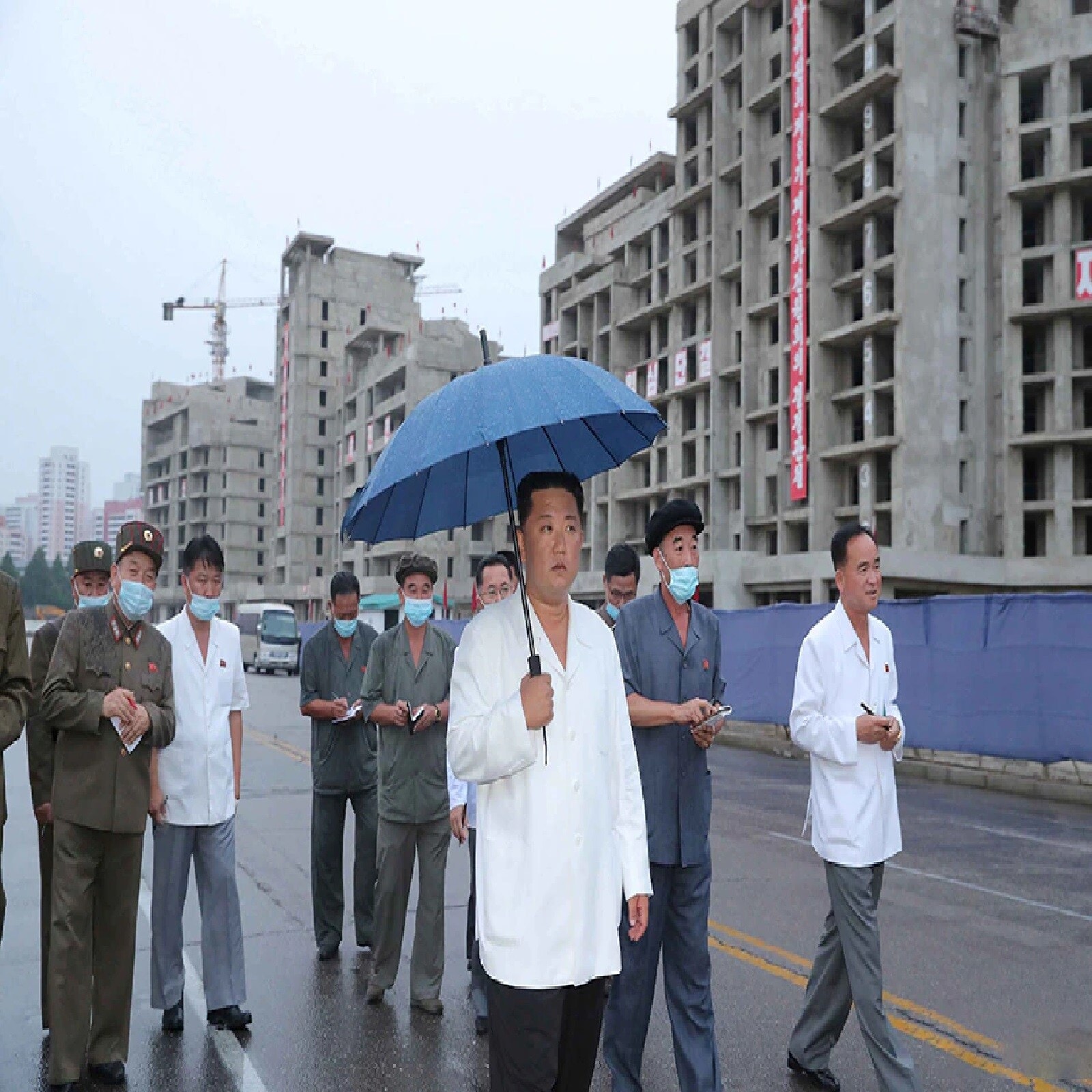  <br /> উত্তৰ কোৰিয়া (North Korea)ৰ একনায়ক কিম জং উন (Kim Jong Un) যোৱা কিছু দিন ধৰি তেওঁৰ স্বাস্থ্য সম্পৰ্কীয় কাৰণত বিশেষ চৰ্চাত আছে। এই বছৰৰ জুলাই মাহত হোৱা এক সামৰিক বৈঠকৰ সময়ত কিম জং-উনৰ কপালত এটা বেণ্ডেজ দেখা গৈছিল। সেই সময়তে তেওঁৰ মূৰতো কিছুমান দাগ দেখা পোৱা গৈছিল। তেওঁৰ স্বাস্থ্যৰ বিষয়ে বহুত ধৰণৰ আনুমানিক তথ্য প্ৰকাশ পাইছিল। সদ্যহতে কিমৰ নতুন ফটো কিছুমান ছচিয়েল মিডিয়াত ভাইৰেল হৈ পৰিছে। কিম জং-উনক এই ফটোবোৰত পূৰ্বতকৈ বহুত ক্ষীণ আৰু সপ্ৰতিভ দেখা গৈছে। (ফটো- AP)