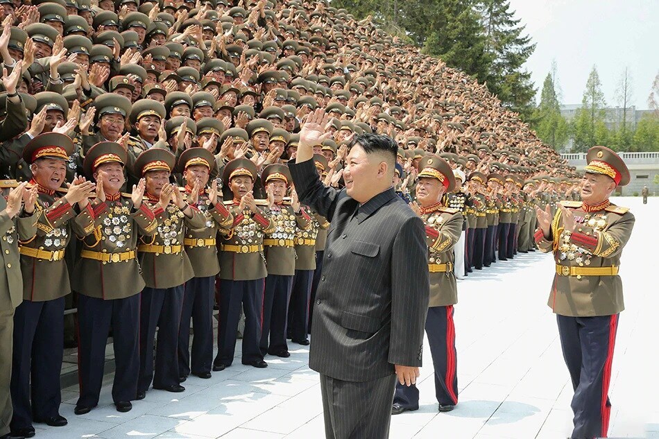  <br /> ছিউল স্থিত কোৰিয়া ইনষ্টিটিউট ফৰ নেচনেল আইডেণ্টিফিকেশ্যনৰ জ্যেষ্ঠ বিশ্লেষক হং মিনে কৈছিল যে, কিমৰ ওজন হ্ৰাস কাৰণ ৰোগৰ লক্ষণৰ সলনি তেওঁৰ স্বাস্থ্য উন্নত কৰাৰ এক প্ৰয়াস যেনহে লাগিছে। (ফটো- AP)