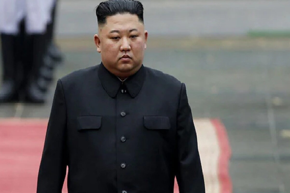  <br /> য়াহু নিউজ অষ্ট্ৰেলিয়াৰ সৈতে হোৱা এক বাৰ্তালাপত ডিকিন বিশ্ববিদ্যালয়ৰ সন্ত্ৰাসবাদ বিৰোধী বিশেষজ্ঞ গ্ৰেগ বাৰ্টনে কয় যে কিম জং উনৰ ওজন সম্পৰ্কে বহুতো উৰাবাতৰি আহিছে। তেওঁৰ ওজন হ্ৰাস হোৱাৰ কাৰণ অস্ত্ৰোপচাৰৰ ফল হ'ব পাৰে। (ফটো- এপি)