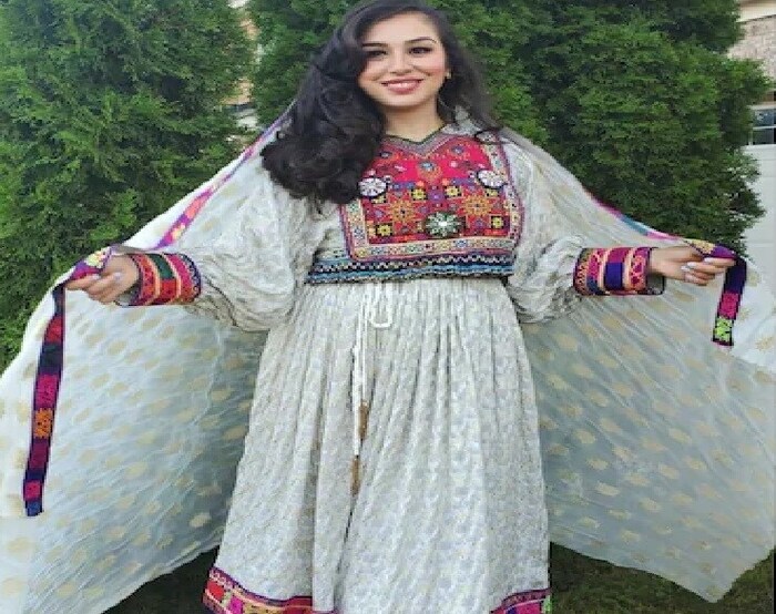  টুইটাৰত আফগান মহিলাসকলে পৰম্পৰাগত পোছাকত তেওঁলোকৰ পুৰণি ফটো পোষ্ট কৰি এটা অনলাইন অভিযান আৰম্ভ কৰিছে। যাৰ পিছত লাখ লাখ মহিলাই #DoNotTouchMyClothes, #AfghanistanCulture আৰু #AfghanWomen হেছটেগৰ সৈতে পৰম্পৰাগত আফগান পোছাকত তেওঁলোকৰ পুৰণি ফটো টুইটাৰত শ্বেয়াৰ কৰা আৰম্ভ কৰিছে।