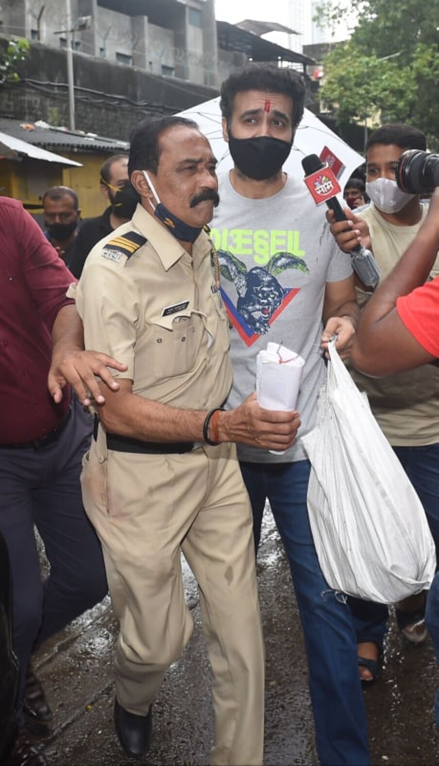  পৰ্ণগ্ৰাফীৰ গোচৰত যোৱা ২ মাহ ধৰি কাৰাগাৰত থকা শিল্পা চেট্টী (Shilpa Shetty)ৰ স্বামী ৰাজ কুন্দ্ৰা (Raj Kundra)ক সোমবাৰে মুম্বাইৰ দণ্ডাধীশৰ আদালতে জামিন প্ৰদান কৰে, যাৰ পিছত তেওঁ আজি কাৰাগাৰৰ পৰা ওলাই আহে। মুখ্য মেট্ৰ'পলিটান মেজিষ্ট্ৰেট এছ বি ভাজিপালে ৫০,০০০ টকাৰ বণ্ডত কুন্দ্ৰাৰ জামিন আবেদন গ্ৰহণ কৰে। পুৱা প্ৰায় ১১:৩০ বজাত মুম্বাইৰ আৰ্থাৰ ৰোড কাৰাগাৰত ন্যায়িক জিম্মাত থকা ৪৬ বছৰীয়া ৰাজ কুন্দ্ৰা এতিয়া কাৰাগাৰৰ বাহিৰত আছে। (ফটো সৌজন্যঃ ভাইৰেল ভায়ানি)