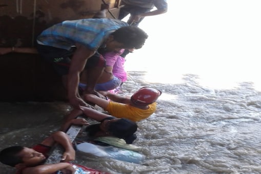 ২০১৮ চনৰ গুৱাহাটী ভটভটী দুৰ্ঘটনাৰ পিছতে ভটভটী চলাচলত নিষেধাজ্ঞা আৰোপ কৰিছিল । অনুজ্ঞা পত্ৰহীনভাবে দীৰ্ঘদিনধৰি বিপদজ্জনক ভটভটী চলাই অহাৰ পিছতো নীৰৱ প্ৰশাসন চৰকাৰে  দুৰ্ঘটনাৰ পিছতো আনক দোষ দিয়া দেখা গৈছিল ।