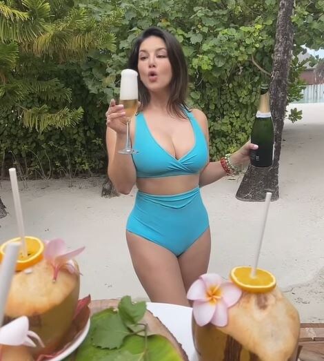  পৰিয়ালৰ সৈতে অৱসৰ বিনোদনত ব্যস্ত অভিনেত্ৰীগৰাকীয়ে বিভিন্ন ধৰণেৰে শ্বেয়াৰ কৰিছে ফটো।