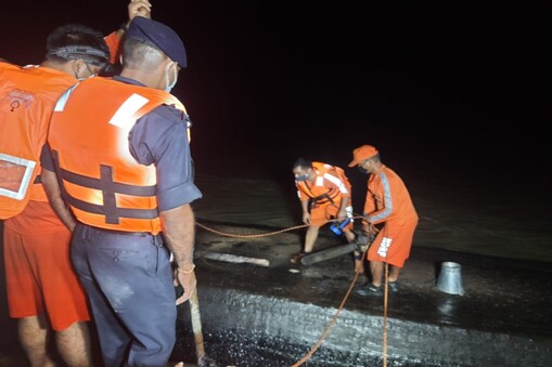 ভৰা ব্ৰহ্মপুত্ৰৰ মাজত দুপৰ নিশালৈকে চলিছিল এক দুঃসাহসিক উদ্ধাৰ অভিযান।
