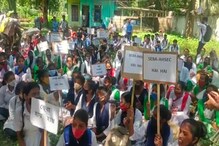 হোজাইত জিলা উপায়ুক্তৰ কাৰ্যালয়ত মেট্ৰিক অনুতীৰ্ণ ছাত্ৰ–ছাত্ৰীৰ উত্তাল প্ৰতিবাদ