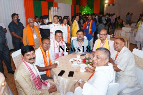 Assam BJP : সাতজনকৈ সভাপতি একেটা ফটো ফ্ৰেমত, বিজেপিৰ এখন সাঁচি থ'ব পৰা ফটো Assam BJP : সাতজনকৈ সভাপতি একেটা ফটো ফ্ৰেমত, বিজেপিৰ এখন সাঁচি থ'ব পৰা ফটো