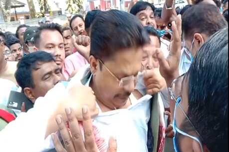 গৰুখুটিৰ ঘটনাৰ বিৰুদ্ধে ক্ষোভত ফাটি পৰিছে কংগ্ৰেছ, পিন্ধি থকা চোলা ফালি APCCৰ সভাপতিয়ে ক'লে-Kill Me গৰুখুটিৰ ঘটনাৰ বিৰুদ্ধে ক্ষোভত ফাটি পৰিছে কংগ্ৰেছ, পিন্ধি থকা চোলা ফালি APCCৰ সভাপতিয়ে ক'লে-Kill Me