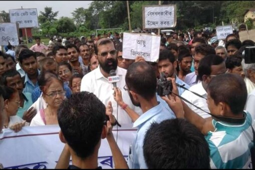 একে সময়তে এগৰাকী ফটোগ্ৰাফাৰে ঢলি পৰা লোকৰ ওপৰত জঁপিয়াই পৰা দৃশ্য সঁচাকৈ অমানৱীয় বুলি মন্তব্য কৰে সমুজ্জ্বল ভট্টাচাৰ্যই৷