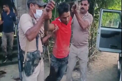 Encounter in Nagaon : ছদ্মবেশী  আৰক্ষীৰ দলক আচল টকাতকৈ ৩০ শতাংশ বেছি জালনোট দিব বুলি দৰ-দাম কৰি থাকোতেই আৰক্ষীৰ বেগত টকা আছে বুলি ভাবি পিস্তল দেখুৱাই ডকাইতিৰ আৰক্ষীৰ গুলীত আহত হয় ৰুস্তম আলী।