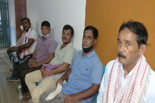 আৰক্ষীয়ে মাজুলীৰ পৰা মা কমলা নামৰ ফেৰীখনৰ গৰাকীৰ লগতে তিনিজন কৰ্মচাৰীক আটক কৰিছে । মা-কমলা ফেৰীখনৰ গৰাকী গৌতম কলিতাৰ লগতে ফেৰীখনৰ ইঞ্জিন ড্ৰাইভাৰ বদন দত্ত , কালেক্টৰ বিপুল বৰা আৰু গুৰিয়াল প্ৰশান্ত পামেগামক আটক কৰিছে ।