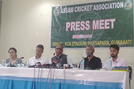 ACAই অজয় ৰাট্ৰাকে পুনৰ অসম ছিনিয়ৰ ক্ৰিকেট দলৰ (Assam Cricket Team) প্ৰশিক্ষকৰ দায়িত্ব অৰ্পণ কৰিছে। বিগত দুটা বর্ষৰ অসমৰ ছিনিয়ৰ দলৰ প্ৰশিক্ষক অজয় ৰাট্ৰাকে যদি পুনৰ একেটা পদত বাহাল ৰাখে তেন্তে ছিনিয়ৰৰ প্ৰশিক্ষকৰ পদত বাতৰি কাকতত বিজ্ঞাপন দিয়াৰ যুক্তি নাছিল বুলি ক্ষোভ প্ৰকাশ কৰে পদটোৰ বাবে আবেদন জনোৱা কেইবাজনো খেলুৱৈয়ে।