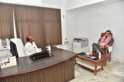 Himanta Biswa Sarma Viral Photo : আজি পেঞ্চন সঞ্চলকালয়লৈ গৈছিল মুখ্যমন্ত্ৰী। মুখ্যমন্ত্ৰীয়ে সঞ্চালকৰ কোঠাত বহিল অন্য এখন আসনত। এই ফটোখনে ছচিয়েল মিডিয়াত বুটলিছে প্ৰশংসা।