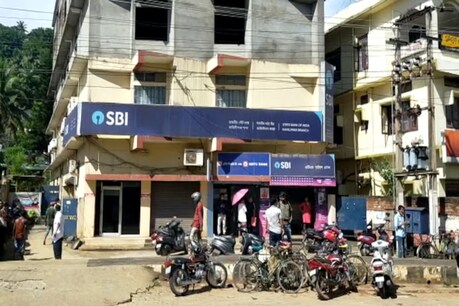 Day Light Dacoity in Guwahati : গুৱাহাটী মহানগৰীত দিন-দুপৰতে চাঞ্চল্যকৰ ডকাইতি কাণ্ড, SBI বেংকৰ সন্মুখতে ডকাইতি, বাইকৰ নাম্বাৰ ৰাখিলে যুৱতীয়ে Day Light Dacoity in Guwahati : গুৱাহাটী মহানগৰীত দিন-দুপৰতে চাঞ্চল্যকৰ ডকাইতি কাণ্ড, SBI বেংকৰ সন্মুখতে ডকাইতি, বাইকৰ নাম্বাৰ ৰাখিলে যুৱতীয়ে
