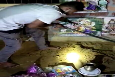 Money Recovered : যোৰহাটত গোসাঁইঘৰৰ থাপনাৰ তলৰ পৰা ওলাইছে বাণ্ডিলে বাণ্ডিলে টকা । আঁৰৰ কাহিনী জানিলে হতচকিত হৈ পৰিব আপুনি! Money Recovered : যোৰহাটত গোসাঁইঘৰৰ থাপনাৰ তলৰ পৰা ওলাইছে বাণ্ডিলে বাণ্ডিলে টকা । আঁৰৰ কাহিনী জানিলে হতচকিত হৈ পৰিব আপুনি!