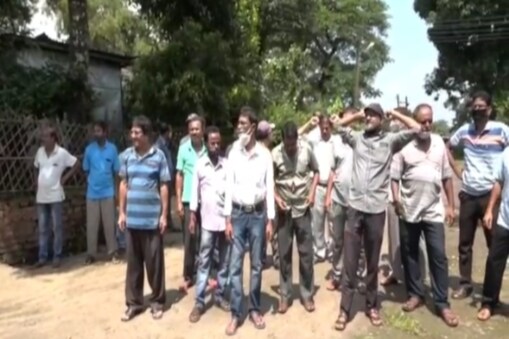 কোনোপধ্যেই আৱাস গৃহ খালী নকৰাৰ হুংকাৰ প্ৰদান কৰিছে কৰ্মচাৰী আৰু তেওঁলোকৰ পৰিয়ালৰ লোকে ৷