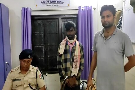 ৰহাৰ চাপৰমুখ ৰে'ল ষ্টেচনত ৰে'লৱে সুৰক্ষা বাহিনীয়ে ৫ লাখ টকা মূল্যৰ ব্ৰাউনচুগাৰসহ আটক কৰিলে ড্ৰাগছ সৰবৰাহকাৰীক... ৰহাৰ চাপৰমুখ ৰে'ল ষ্টেচনত ৰে'লৱে সুৰক্ষা বাহিনীয়ে ৫ লাখ টকা মূল্যৰ ব্ৰাউনচুগাৰসহ আটক কৰিলে ড্ৰাগছ সৰবৰাহকাৰীক...