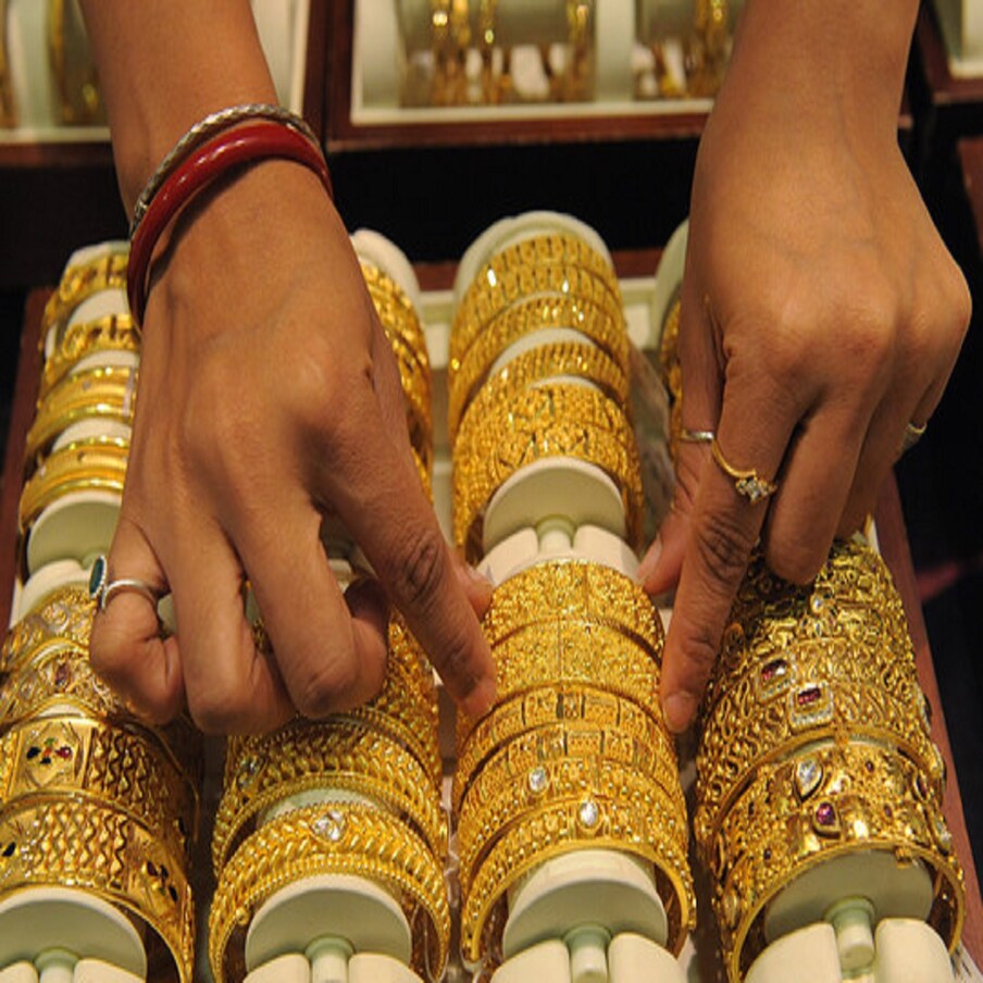  সোণৰ সৈতে ৰূপৰ মূল্য (Gold Silver Price Today) বৃহস্পতিবাৰে তীব্ৰভাৱে হ্ৰাস পাইছিল। আজি মাল্টি কমোডিটি এক্সচেঞ্জত (MCX) সোণৰ মূল্য আজি ফেব্ৰুৱাৰীত প্ৰদানৰ সময়ত সামান্য ০.০৬ শতাংশ বৃদ্ধি পাইছে। ৰূপৰ মূল্য (Silver price) ০.০৪ শতাংশ কম ব্যৱসায় কৰি আছে।