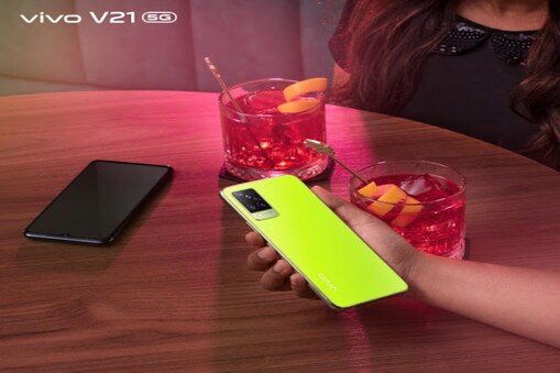সম্পূৰ্ণ নতুন vivo V21 Neon Sparkৰ সৈতে এই উছৱৰ বতৰত জিলিকি উঠক। নিয়ন স্পাৰ্ক– এক নতুন ৰং, যিটো ৰঙেৰে vivo V21 শোভিত হৈছে আৰু যিটো চালেই চকু থৰ লাগে।
