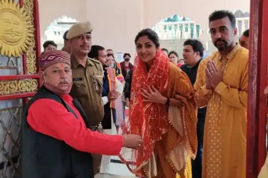  শিল্পা শেট্টীৰ (Shilpa Shetty) স্বামী ৰাজ কুন্দ্ৰাই (Raj Kundra) জে’লৰ পৰা ওলোৱাৰ পিছত সংবাদ মাধ্যমৰ কেমেৰাৰ পৰা নিজকে দূৰত ৰাখিছিল। কিন্তু এইবাৰ মুকলিকৈ দেখা গ’ল ৰাজ কুন্দ্ৰাক।