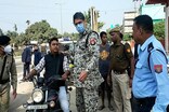 মহানগৰীত হেলমেট নিপিন্ধা মটৰচাইকেলচালকক ধৰি গতালে আৰক্ষীক