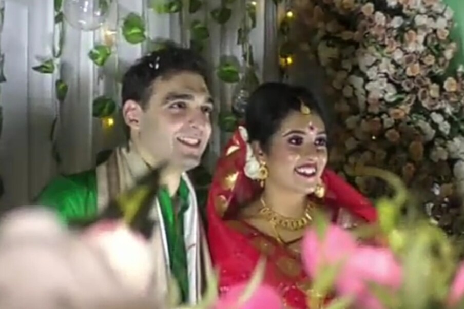  প্ৰেমাস্পদক জীৱন সংগী কৰি নিবলৈ সাত সাগৰ তেৰ নদী পাৰ হৈ গোলাঘাটৰ বৰপথাৰ পালেহি ফ্ৰাঞ্চৰ এজন যুৱক। বৰপথাৰৰ ডাঃ বিশ্বজিৎ দেৱৰ কন্যা শ্ৰুতিৰ লগত বিয়াত বহিল ফ্ৰাঞ্চৰ ৰবীন এলহাৰ বি ফ্ল'ৰী।