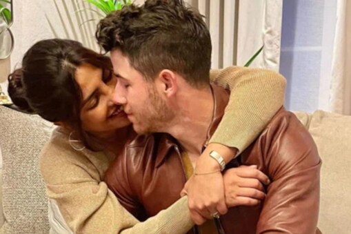 প্ৰিয়ংকা চোপ্ৰা (Priyanka Chopra) আৰু নিক জোনাছ (Nick Jonas) আজিকালি শিৰোনাম দখল কৰিছে। নিকে ইনষ্টাগ্ৰামত প্ৰিয়ংকাৰ সৈতে নিজৰ এখন ৰোমান্টিক ফটো শ্বেয়াৰ কৰি এটা পোষ্ট শ্বেয়াৰ কৰিছে।
