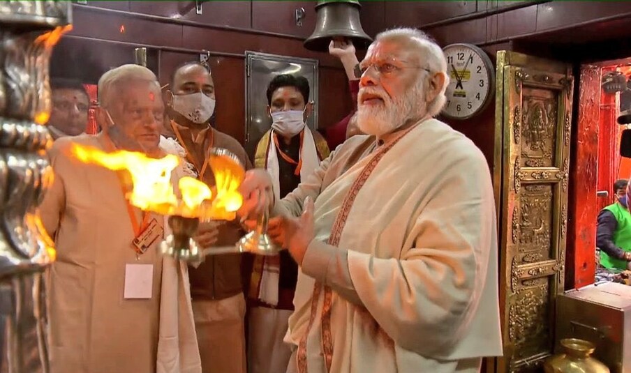  প্ৰধানমন্ত্ৰী নৰেন্দ্ৰ মোদী সোমবাৰে উত্তৰ প্ৰদেশৰ বাৰাণসীত উপস্থিত হয়। তেওঁ উত্তৰ প্ৰদেশৰ মুখ্যমন্ত্ৰী যোগী আদিত্যনাথৰ সৈতে গংগা নদীৰ কাষৰ ঘাটসমূহত ক্ৰুজৰ জৰিয়তে কৰা উন্নয়নমূলক কামৰ বিষয়ে পৰ্যালোচনা কৰে।