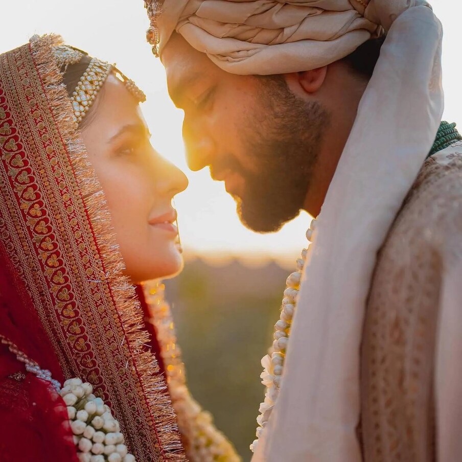  Vicky Kaushal Katrina Kaif Love Story: কেটৰিনা কাইফ আৰু বিকি কৌশলে ৯ ডিচেম্বৰত ৰাজস্থানৰ চৱাই মাধোপুৰৰ ছিক্স চেঞ্চ ফৰ্ট বৰৱাৰাত বিবাহ পাশত আৱদ্ধ হয়৷ বছৰটোৰ আটাইতকৈ চৰ্চিত বিয়াখনত দুয়োজনে তেওঁলোকৰ বিবাহৰ বিষয়ে যথেষ্ট গোপনীয়তা আৰু সুৰক্ষা বজাই ৰাখিছিল। বিয়াৰ আগতে দুয়োৰে মাজৰ সম্পৰ্কৰ বিষয়ে কেতিয়াও আলোচনা কৰা হোৱা নাছিল। দুয়োজনে তেওঁলোকৰ সম্পৰ্কটো অতি ব্যক্তিগতভাৱেও ৰাখিছিল। কিন্তু আপুনি জানি আচৰিত হ'ব যে বিকি কৌশল কলেজৰ দিনৰ পৰাই কেটৰিনাৰ প্ৰেমত আছিল। আমি ফটোৰ জৰিয়তে আপোনাক বিৱৰণ দি আছোঁ।