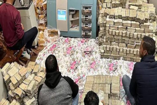 Tax Raids on Piyush Jain: ২৫৭ কোটি টকা, ২৫ কেজি সোণ, ২৫০ কেজি ৰূপ আৰু ৩০০ পাত ছাবি উদ্ধাৰ ব্যৱসায়ীৰ ঘৰৰ পৰা, ঘৰতে ৰাখিছিল টকা গনা মেচিন