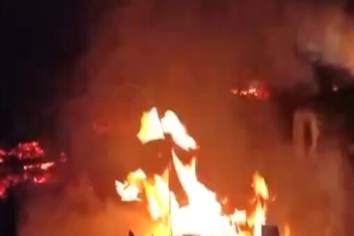 সাপেখাতী ২নং গৰখীয়া বামত ভয়ংকৰ অগ্নিকাণ্ড ৷ অগ্নিকাণ্ডৰ ফলত জয় প্ৰধান নামৰ এজন লোকৰ বাসগৃহ সম্পূৰ্ণৰূপে ভষ্মীভূত হয় ৷
