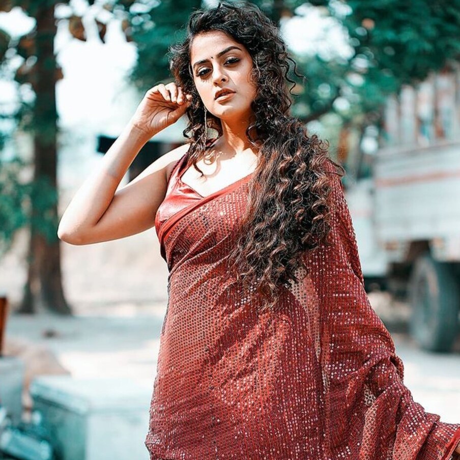  যামিনি সিঙক দৰ্শকে সাধাৰণতে ভোজপুৰী গানত দেশী লুকত দেখি আহিছে. কি্তু ইয়াত এক অন্য ৰূপত দেখা দিছে এইগৰাকী বোল্ড অভিনেত্ৰীয়ে। (ফটো-Yamini Singh Instagram)