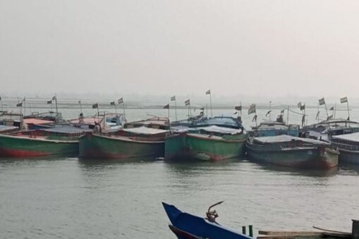 Bangladeshi boat :  ত্ৰিপাক্ষিক চুক্তিৰ ভিত্তিত যোৱা কেইটামান বছৰ ধৰি ধুবুৰী জাহাজ ঘাটৰ পৰা বাংলাদেশলৈ শিল ৰপ্তানি আৰম্ভ হৈছে।