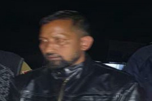 হাইলাকান্দিত আৰক্ষীৰ এনকাউন্টাৰ । মঙ্গলবাৰে নিশা হাইলাকান্দিত আৰক্ষীৰ গুলিত আহত কুখ্যাত ড্ৰাগ মাফিয়া ছেলিম উদ্দিন লস্কৰ ওৰফে মনাই । তেওঁক যোৱা নিশা ড্ৰাগছ সহ আৰক্ষীয়ে গ্ৰেপ্তাৰ কৰিছিল ।