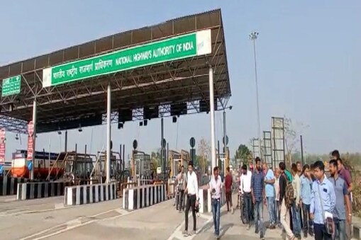 টোলগেটৰ কৰ্মচাৰীয়ে মদ্যপান কৰি অপমান কৰা অভিযোগত টোলগেটতে যুৱ ছাত্ৰ পৰিষদৰ প্ৰতিবাদ। 