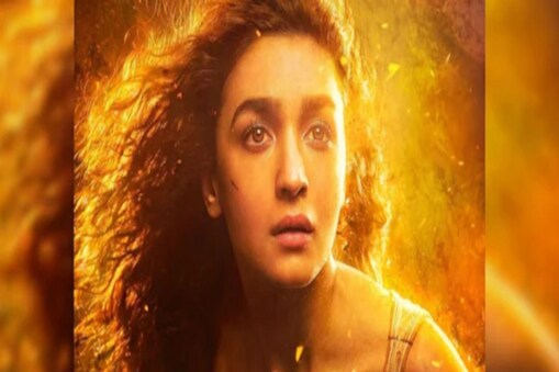 আজি Bollywood Actress আলিয়া ভাটৰ (Alia Bhatt) জন্মদিন। অভিনেত্ৰীগৰাকীৰ জন্মদিনত, তেওঁৰ অনুৰাগীসকলক তেওঁৰ আহিবলগীয়া ছবি 'ব্ৰহ্মাস্ত্ৰ'ৰ নিৰ্মাতাসকলে এক বিশেষ উপহাৰ দিছে। 