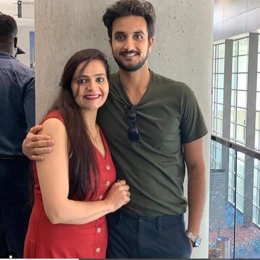 নতুন দিল্লী। হৰ্ষল পেটেলে ৰয়েল চেলেঞ্জাৰ্ছ বাংগালুৰু দলৰ সৈতে জড়িত আছে। দ্ৰুত বলাৰ হৰ্ষল তেওঁৰ ভগ্নীৰ মৃত্যুৰ পিছত ঘৰলৈ গৈছিল। দায়িত্বৰ খাতিৰত খেলপথাৰলৈ উভতি আহিলেও হৰ্ষলে তেওঁৰ ভগ্নীৰ দুখ পাহৰিব পৰা নাই। ছ'চিয়েল মিডিয়াত এটা আৱেগিক পোষ্ট লিখি হৰ্ষলে ভগ্নীৰ স্মৃতিচাৰণ কৰে। (ফটো: Harshal Patel instagram)