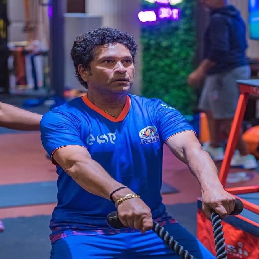  শচীন তেণ্ডুলকাৰে মুম্বাই ইণ্ডিয়ানছৰ জিমত চেইন পুলিং কৰি আছে। তেওঁ নিজকে ফিট ৰাখিবলৈ ব্যাকুল
