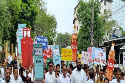 আছুৰ প্ৰতিবাদী সমদলক বাধা আৰক্ষীৰ।