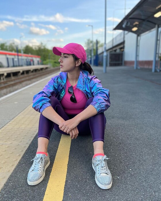 Sara Ali Khan UK Trip, Sara Ali Khan Latest Photos, Sara Ali Khan Enjoys Dishes, सारा अली खान, सारा अली खान फोटोज