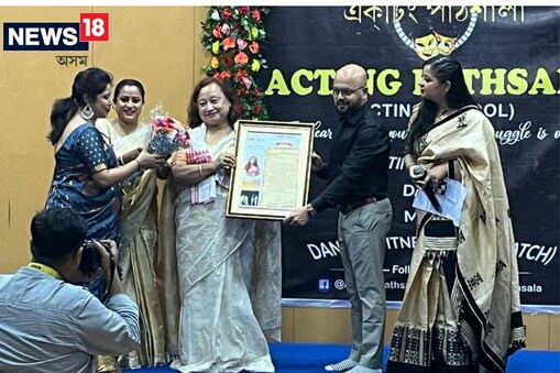 বর্ষপূৰ্তি অনুষ্ঠানতে এখন চুটি নাটক দেখুওৱাৰ লগতে পাঠশালাখনৰ সমুহ শিক্ষাৰ্থীক প্ৰমাণ পত্ৰ বিতৰণ কৰে।
