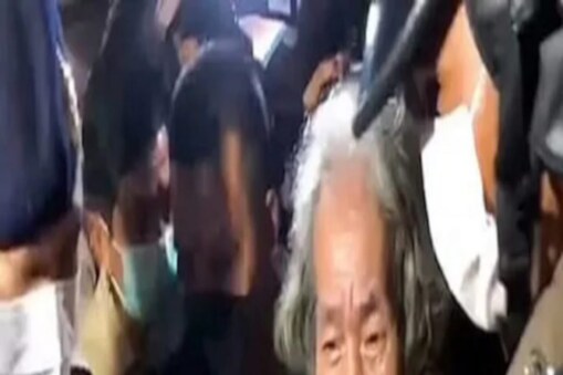 ভণ্ড বাবাৰ কু-কীৰ্তি পোহৰলৈ অহাৰ পিছতে চাঞ্চল্যৰ সৃষ্টি হৈছে। আয়ুৰ্বেদ চিকিৎসাৰ নামত এই জঘন্য কাম কৰিছে ভণ্ড বাবাই।