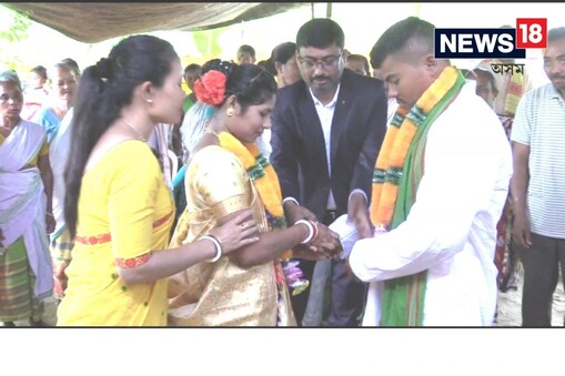 এয়া দুধনৈৰ নিকটৱৰ্তী বাৰীগাঁৱৰ দৃশ্য৷ এগৰাকী অনাথ যুৱতীৰ বিয়াৰ ব্যৱস্থা কৰিলে গোৱালপাৰা শিশু কল্যাণ সমিটীয়ে।