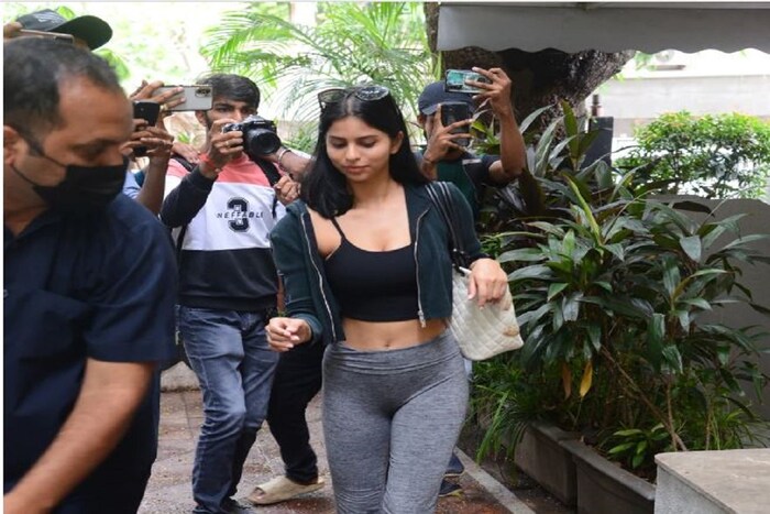 স্যালোঁ-র বাইরে সুহানা খান