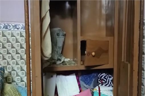 পেছাত এগৰাকী জ্যোতিষী ৰণ্টু শৰ্মাই সেই সময়ত নিজৰ চেম্বাৰত থকাৰ বিপৰীতে শৰ্মাৰ পত্নীয়ে পঢ়াশালিৰ পৰা নিজৰ কন্যা সন্তানক আনিবলৈ গৈছিল।