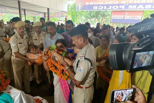 জীৱনৰ অন্তিম মুহুৰ্তলৈকে নিজৰ দায়িত্ব নিষ্ঠাৰে পালন কৰা আৰক্ষী জোৱান কেইজনৰ নশ্বৰদেহত ৰাজ্যিক মৰ্য্যদাৰে শেষ শ্ৰদ্ধাঞ্জলি জ্ঞাপন কৰা হয়।
