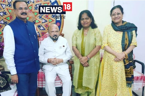 মন্ত্ৰী চন্দ্ৰমোহন পাটোৱাৰীৰ সৈতে পত্নী বিশিষ্ট সাহিত্যিক ড: ৰীতা চৌধুৰীয়েও সাক্ষাৎ কৰে প্ৰাক্তন মুখ্যমন্ত্ৰী প্ৰফুল্ল কুমাৰ মহন্তক।