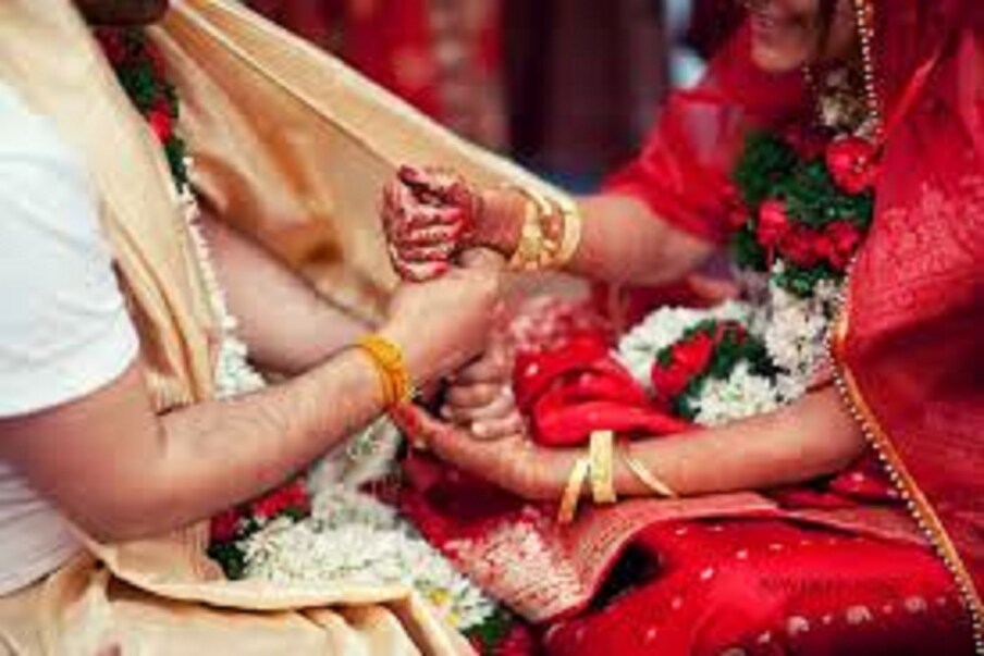  বিয়াৰ পিছত যিকোনো মানুহৰ জীৱনলৈ ডাঙৰ পৰিৱৰ্তন আহে। বিশেষকৈ যিকোনো যুৱতীৰ জীৱনৰ বিয়াৰ পিছত আমূল পৰিৱৰ্তন হয়। (প্ৰতীকী ফটো)