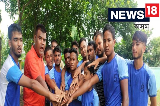 কাবাদী খেলুৱৈসকলক ৰাষ্ট্ৰীয় পৰ্য্যায়ৰ খেলুৱৈ তথা অভিজ্ঞ প্ৰশিক্ষক ৰেকিবুদ্দিন আহমেদ আৰু নিউটন আলিয়ে বিগত ১৫ দিন ধৰি আজাৰাৰ হাটখোৱাপাৰা ঈদগাহ মৈদানত প্ৰশিক্ষণ দিয়ে।