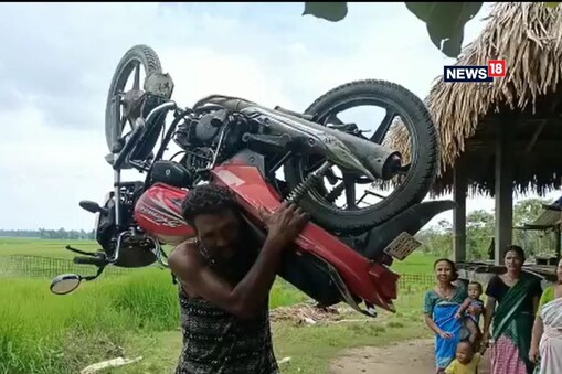 জিতেন দলেৰ শাৰীৰিক শক্তি ইমান যে এখন প্ৰায় আশী কিলো ওজনৰ মটৰচাইকেল পুতলা বাইকৰ দৰে ডাঙি কান্ধত লৈ ফুৰিব পাৰে। 